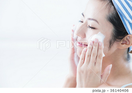 洗顔　クレンジング　ビューティー　女性　スキンケア　ビューティ　若い女性　美容 36140406