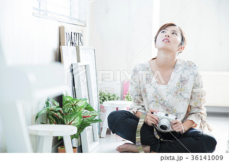 女性 若い女性 若い 笑顔 かわいい ライフスタイル きれい カジュアル 女性 若い女性 若い 笑顔 かわいい ライフスタイル きれい カジュアル 36141009