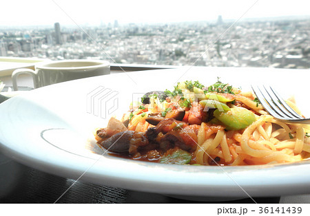 高層ビルでの食事・パスタ 高層ビルでの食事・パスタ 36141439