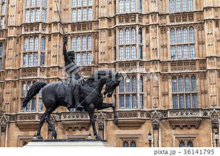 Richard Coeur de Lion is equestrian statue 36141795