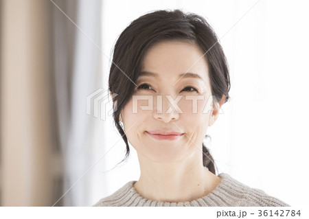 ニットのミドル女性 36142784