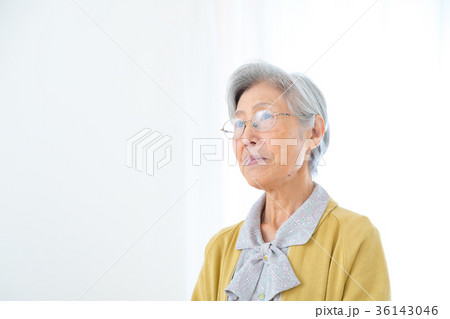 シニア女性のポートレート シルバー世代 高齢者 女性 ポートレート シニア女性のポートレート シルバー世代 高齢者 女性 ポートレート 36143046