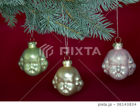 Figurine of three heads of angels. 36143834