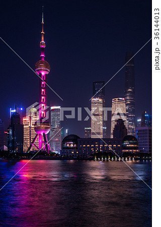 中国 上海の夜景 縦構図の写真素材