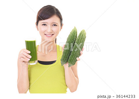野菜ジュースを飲む女性 野菜ジュースを飲む女性 36144233