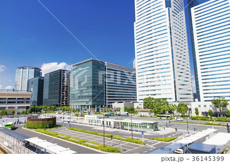 駅前のオフィス街の風景 駅前のオフィス街の風景 36145399
