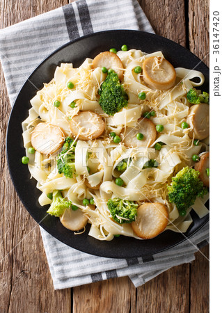 Fettuccine with fried mushrooms, cheese, broccoli 36147420