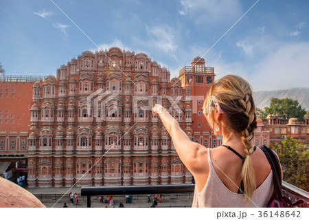 Beautiful girl points to Hawa Mahal. Wanderlust Beautiful girl points to Hawa Mahal. Wanderlust 36148642