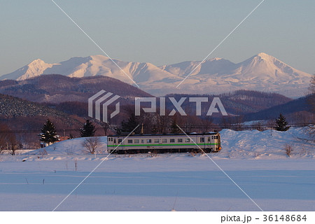石北本線　夕映えの大雪山と列車 36148684