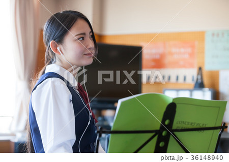女子学生　音楽室 36148940