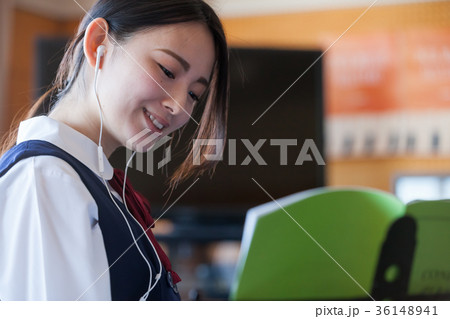 女子学生　音楽室 36148941