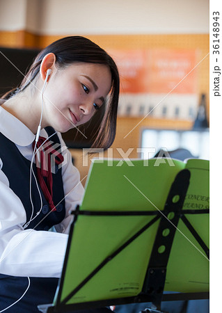 女子学生　音楽室 36148943