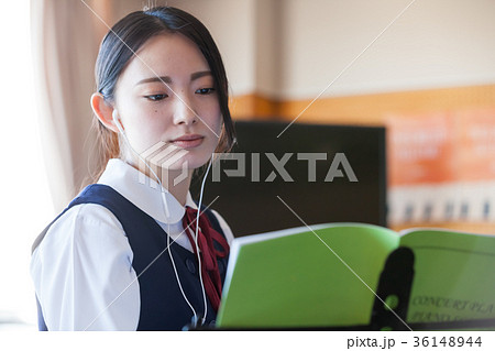 女子学生　音楽室 36148944