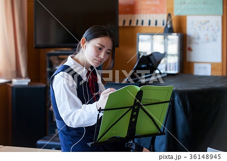 女子学生　音楽室 36148945