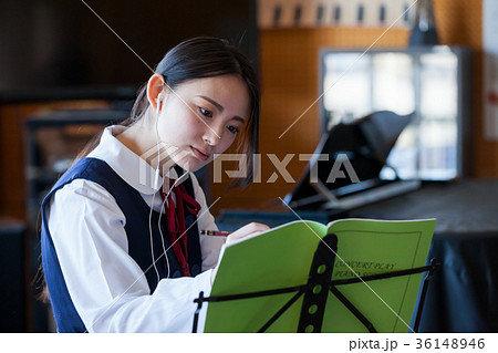 女子学生　音楽室 36148946