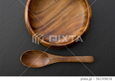 木のスプーンと木の器 36149658