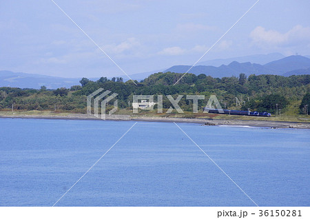 内浦湾の海岸線　北の大地を駆ける寝台特急カシオペア（DD51重連+E26系） 36150281