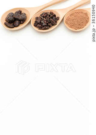 カカオ豆とカカオニブとカカオパウダー:cacao beans, nibs, and powder 36150940