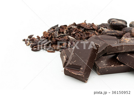 カカオ豆とカカオニブとチョコレート：cacao beans & nibs, chocolate 36150952