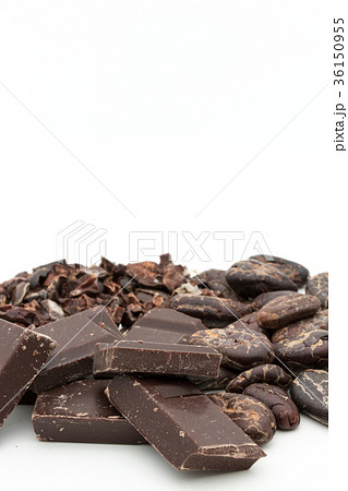 カカオ豆とカカオニブとチョコレート：cacao beans & nibs, chocolate 36150955