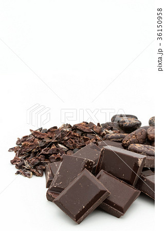 カカオ豆とカカオニブとチョコレート：cacao beans & nibs, chocolate 36150958