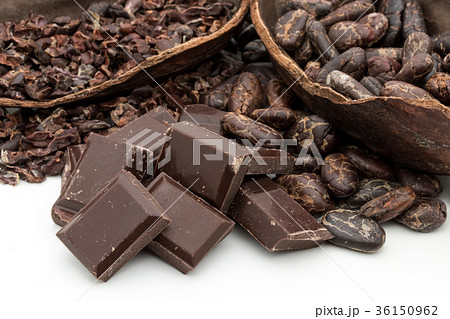 カカオ豆とカカオニブとチョコレート：cacao beans & nibs, chocolate 36150962