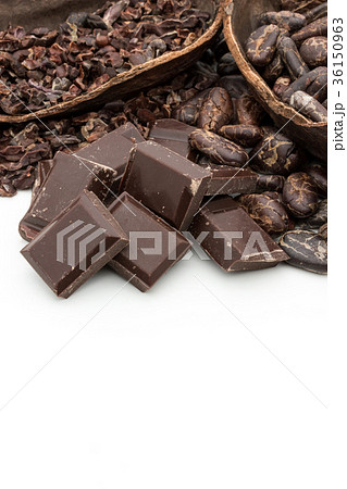 カカオ豆とカカオニブとチョコレート：cacao beans & nibs, chocolate 36150963