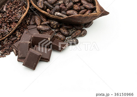 カカオ豆とカカオニブとチョコレート：cacao beans & nibs, chocolate 36150966