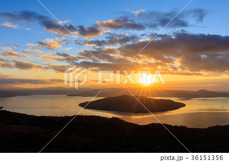 朝日のぼる屈斜路湖 36151356