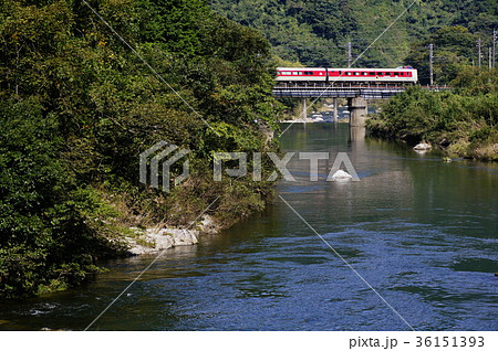 日野川を渡る特急「やくも」(381系)　伯備線：黒坂～根雨 36151393