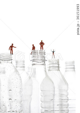ペットボトルと人間 36151993