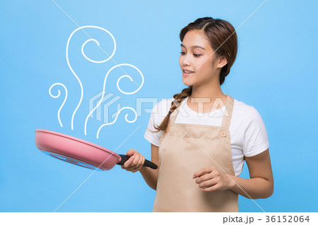 フライパンで料理する女性 フライパンで料理する女性 36152064