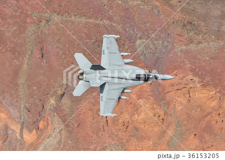 赤い壁を通過する戦闘機 赤い壁を通過する戦闘機 36153205