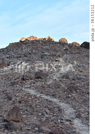 夕焼けに輝く頂きに続くトレイル 36153212