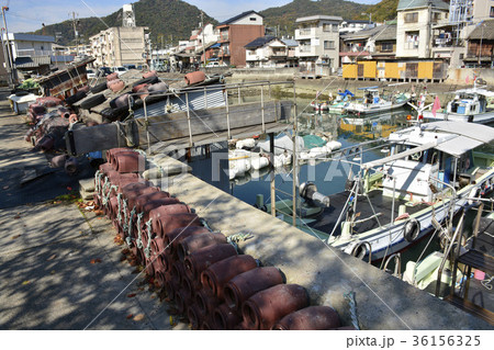 【広島県　三原市】昭和の雰囲気の港町風景 36156325