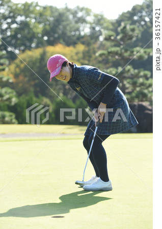 ゴルフをする女性 36157421