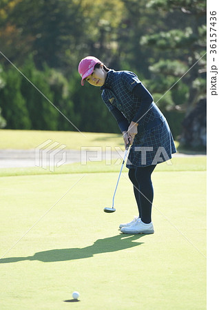 ゴルフをする女性 36157436