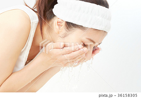 女性　洗顔 36158305