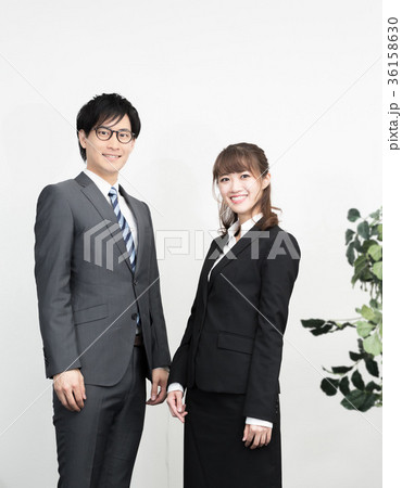 スーツを着て立っている男女 36158630