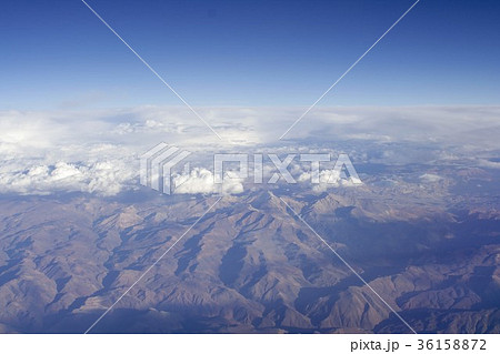 南米チリ中部、夏のアンデス上空から見る山並みと背景に広がる雲海 南米チリ中部、夏のアンデス上空から見る山並みと背景に広がる雲海 36158872