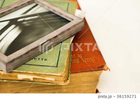 洋書とフォトフレームの写真素材