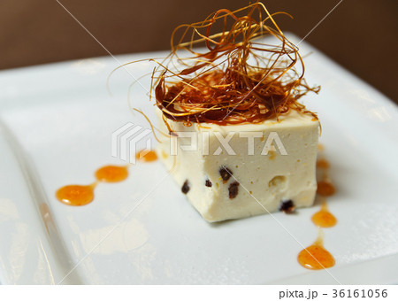 Dessert decorated with caramel threads 36161056