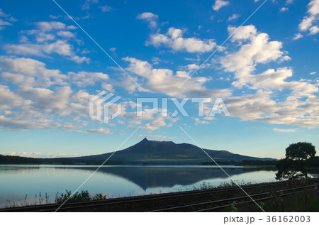 大沼湖岸から望む蝦夷駒ヶ岳 早朝 大沼湖岸から望む蝦夷駒ヶ岳 早朝 36162003