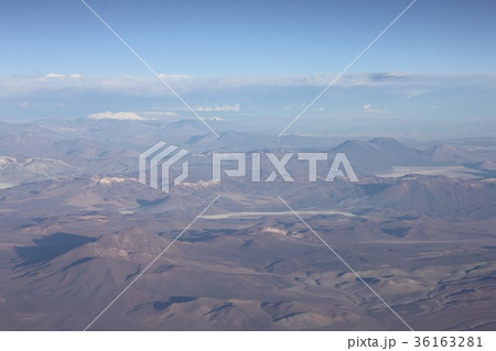 南米チリ中部、夏のアンデス上空から見る高地山岳地帯と点在する白く輝く塩湖群 南米チリ中部、夏のアンデス上空から見る高地山岳地帯と点在する白く輝く塩湖群 36163281