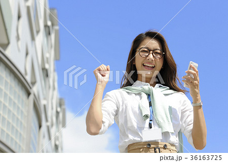 ライフスタイル 晴天と若い女性 ライフスタイル 晴天と若い女性 36163725