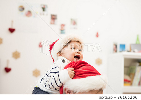 クリスマスを楽しむ家族 36165206