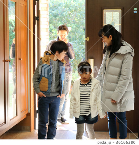 祖父母の家に帰省した若い家族 36166280