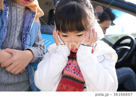 使い捨てカイロを頬に当てる女の子 使い捨てカイロを頬に当てる女の子 36166607