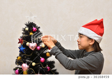 クリスマスツリーに飾り付けをする女の子 クリスマスツリーに飾り付けをする女の子 36168459