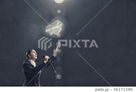Woman speaker Woman speaker 36171390